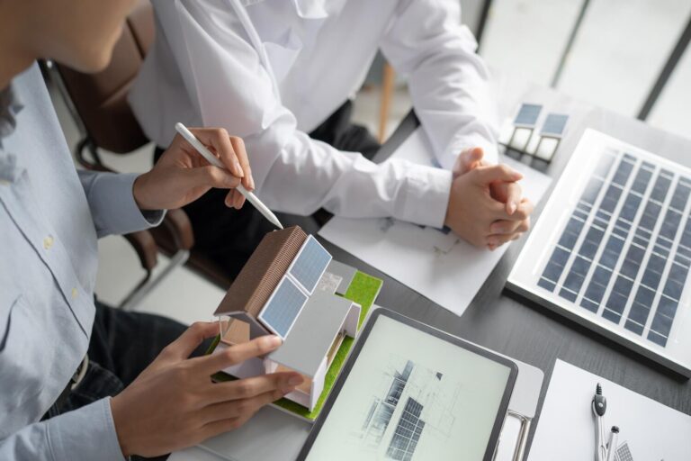 Kiedy montaż fotowoltaiki w firmie zwraca się najszybciej? Analiza korzyści